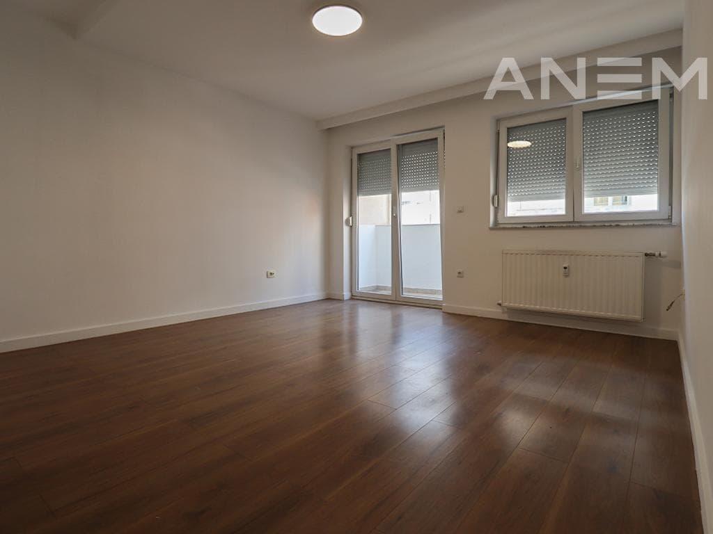 Zyre me qira me 4 hapësira pune në Arbëri 4