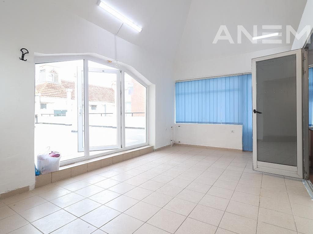 Lokal me qira me 1 hapësirë pune në Ulpianë
