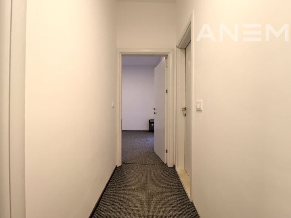 Zyre me qira 107m² + 145m² terrace në Veternik 4