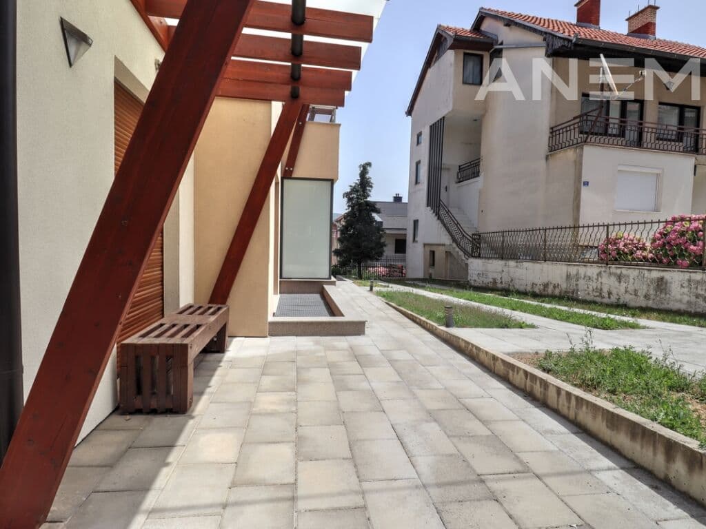 Shtëpi me qira 4 dhoma gjumi në lagjen Velania 3