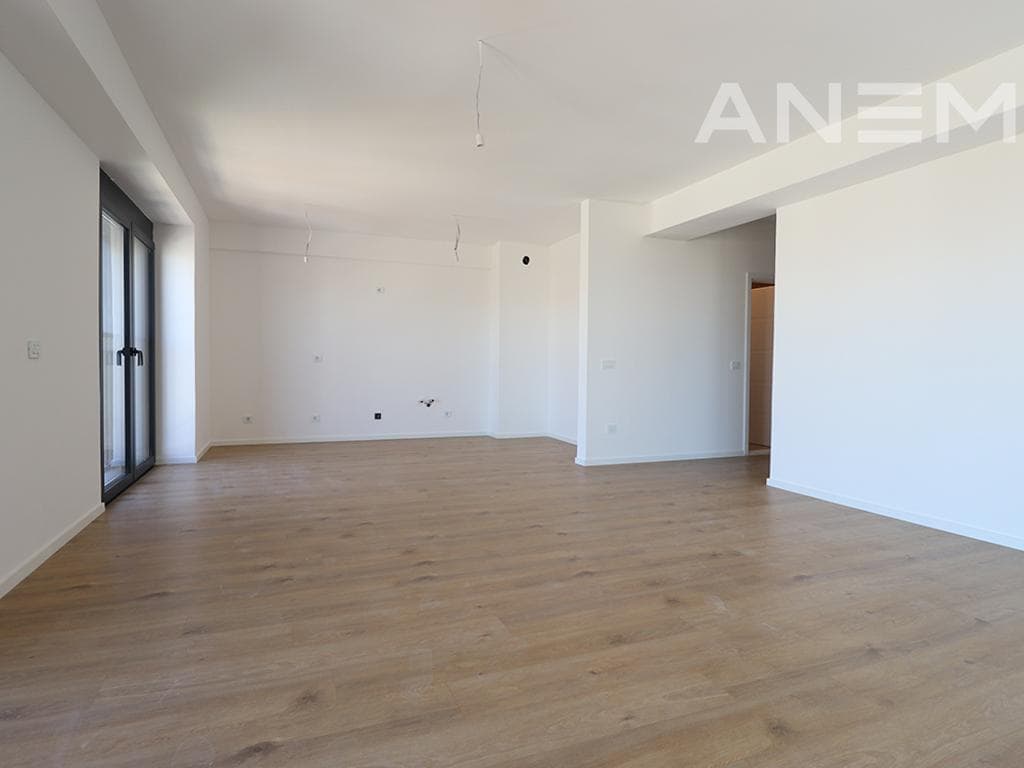 Zyre me qira me 4 hapësira pune në Lakrishtë 4