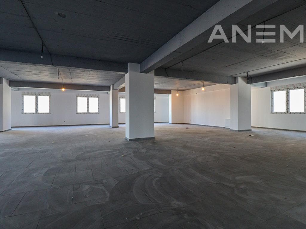 Zyre me qira 1116m² në lagjen Lakrishtë 4