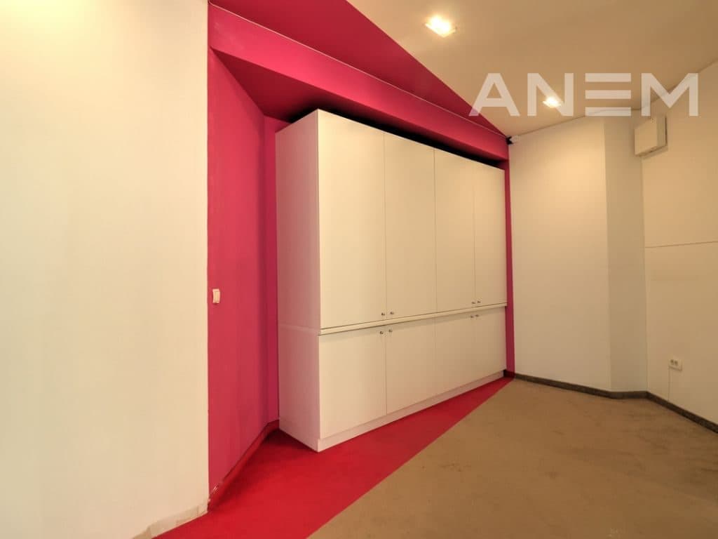 Zyre me qira 300m2 në lagjen Pejton 2