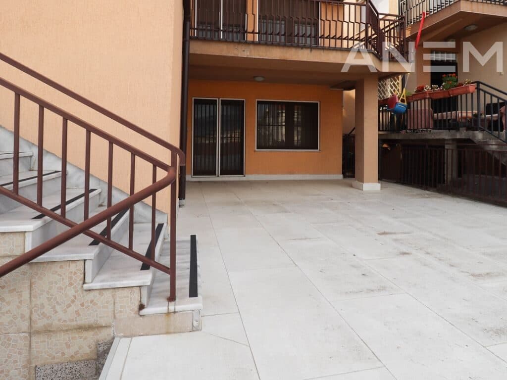 Shtëpi me qira me 10 hapësira pune në Arbëri