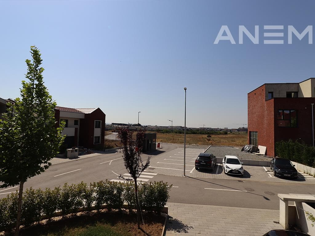 Shtëpi me qira 200m² + 100m² nënkulm në lagjen Qershia