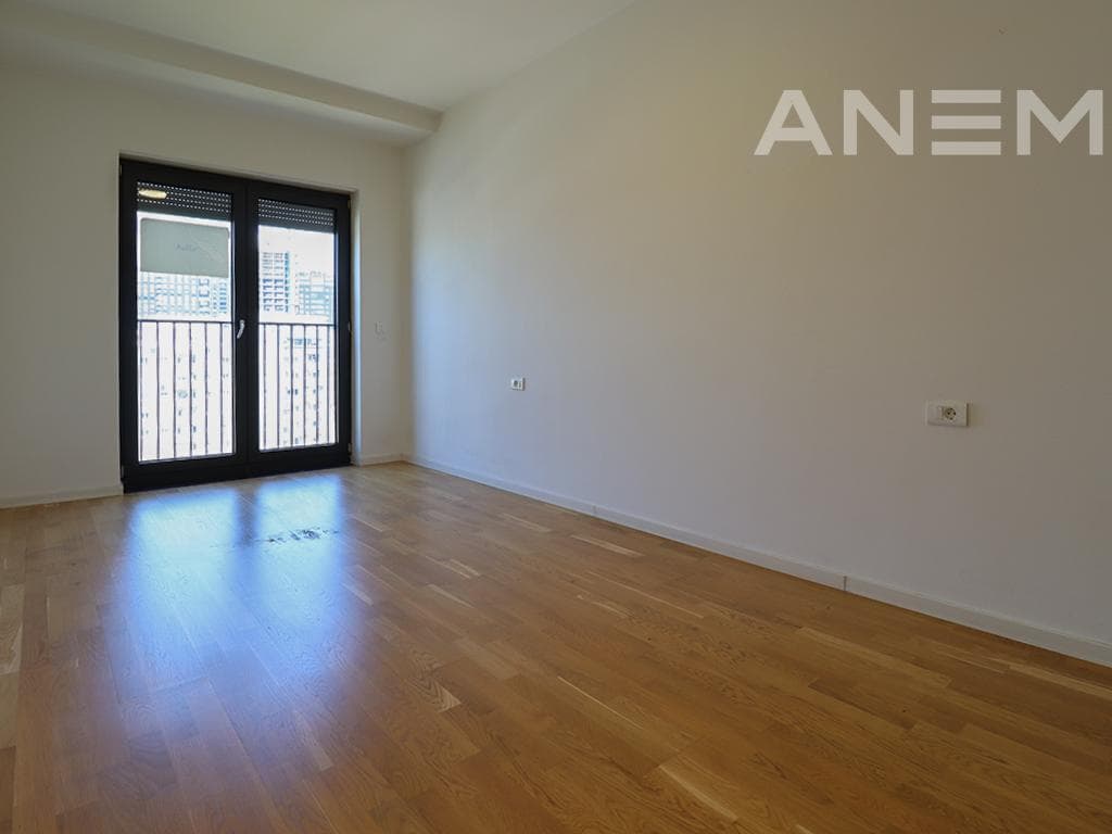 Zyrë me qira me 3 hapësira pune në Lakrishtë 4