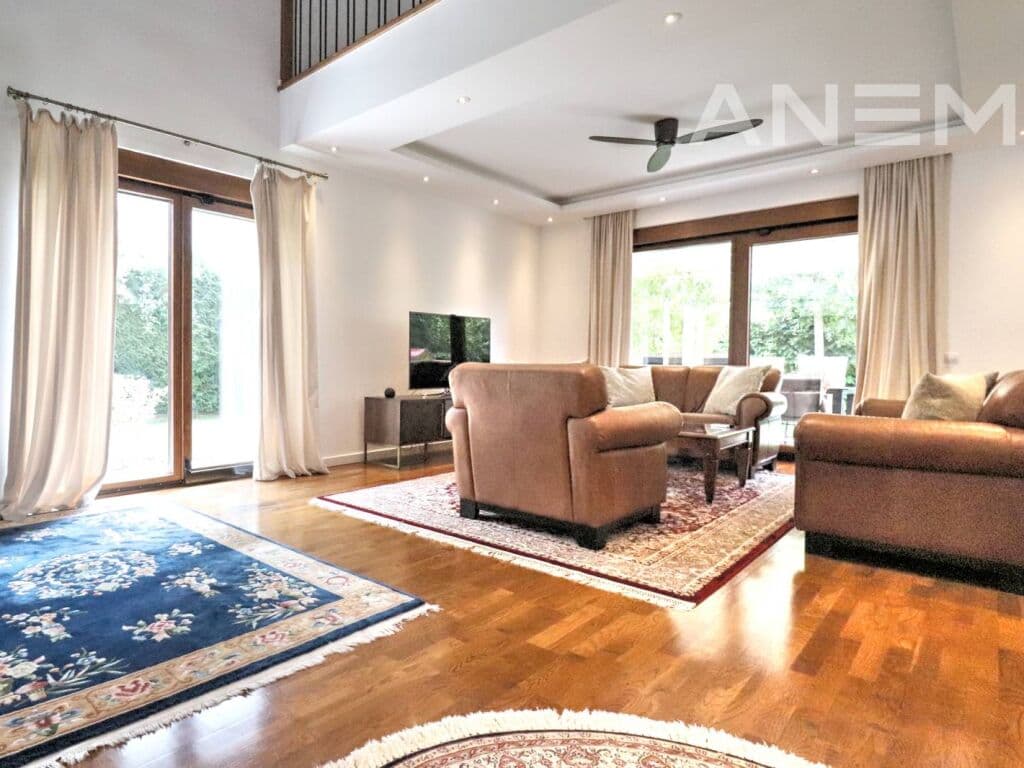 Shtëpi me qira 360m² në Marigona Residence