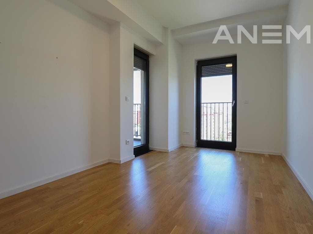 Zyrë me qira me 3 hapësira pune në Lakrishtë 3