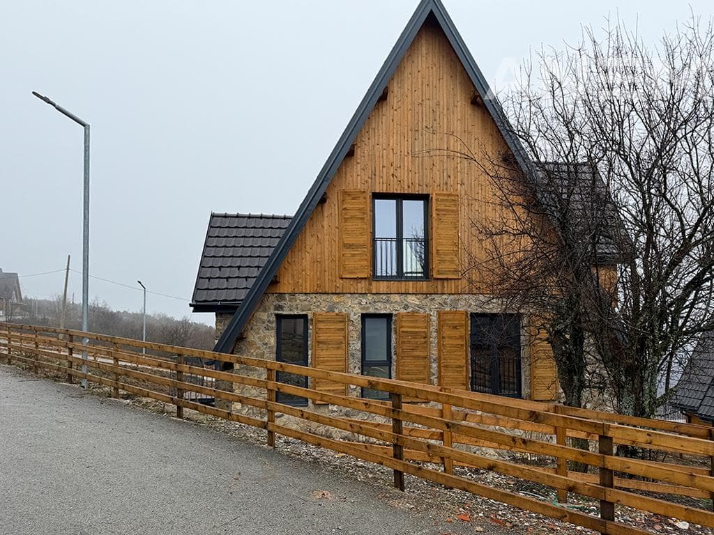 Vilë në shitje 140m² në Novobërdë