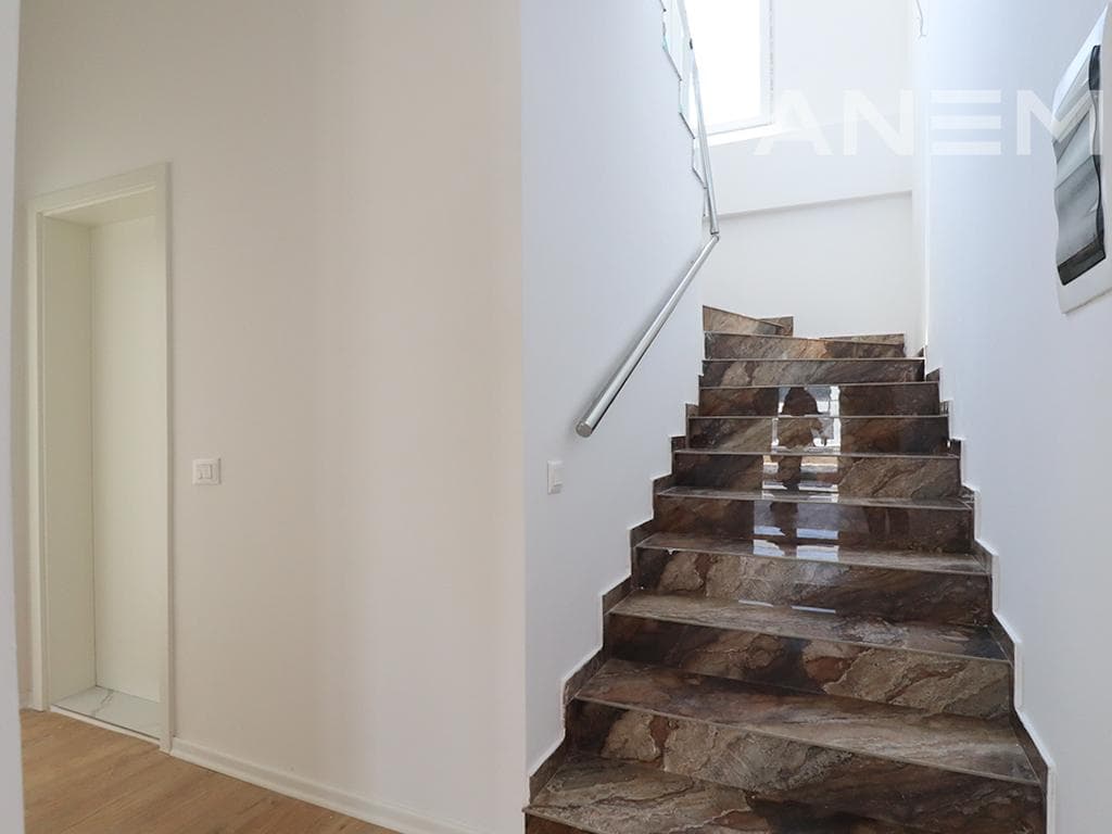 Zyre me qira 260m² në Veternik 4