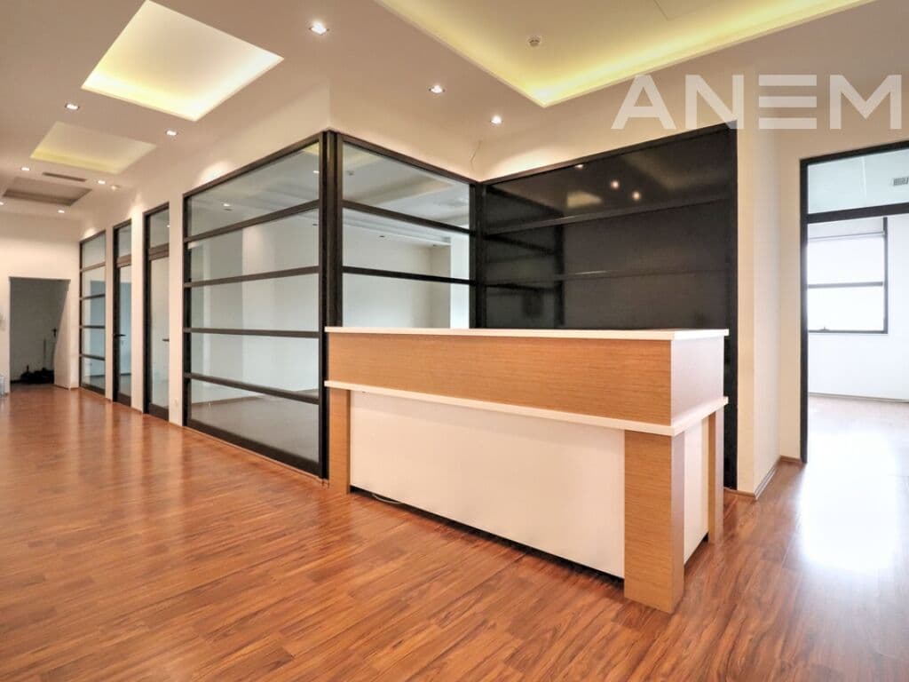 Zyre me qira 217.51m² në rrugën Prishtinë - Fushë Kosovë 4