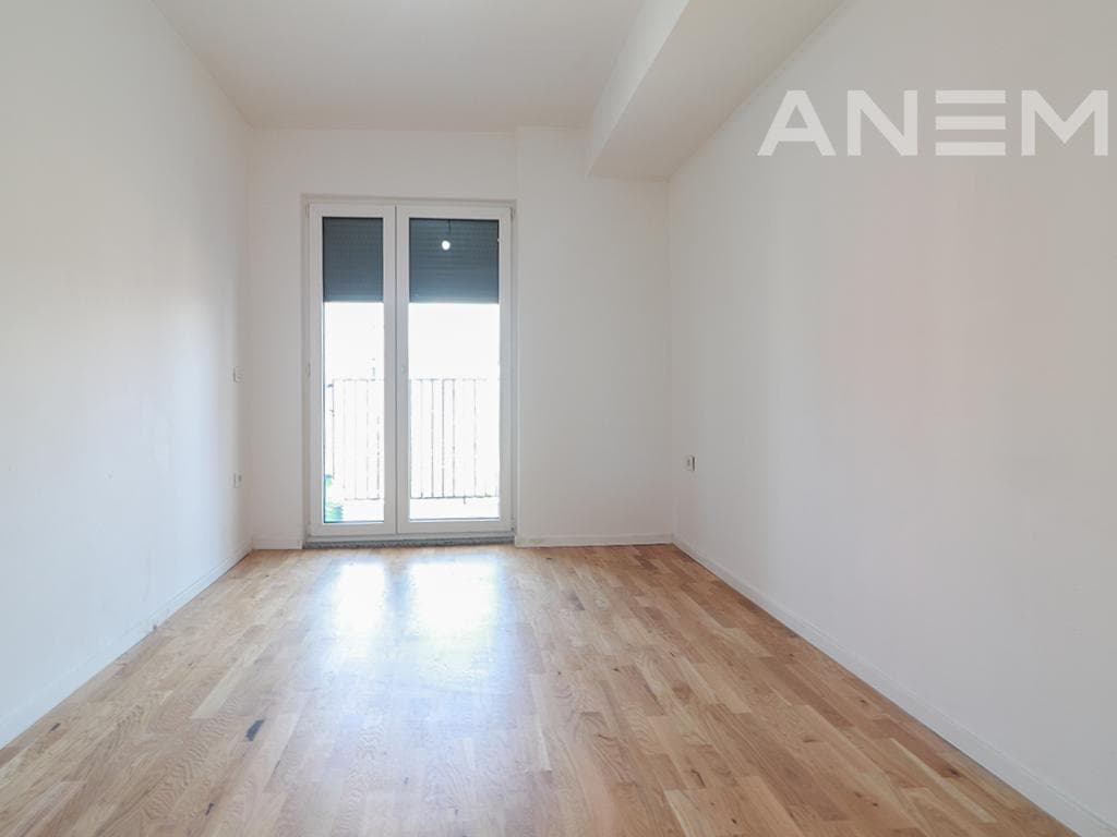 Zyrë me qira me 3 hapësira pune në Mat 1 4