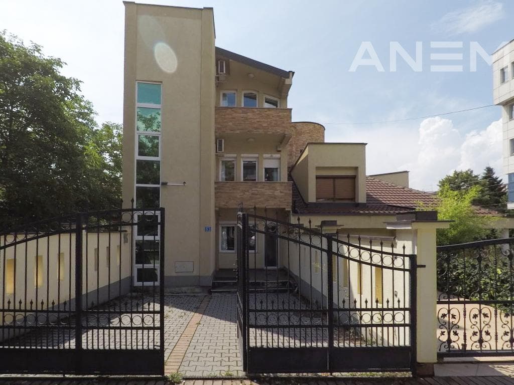 Zyre me qira 350m² në lagjën Dardania