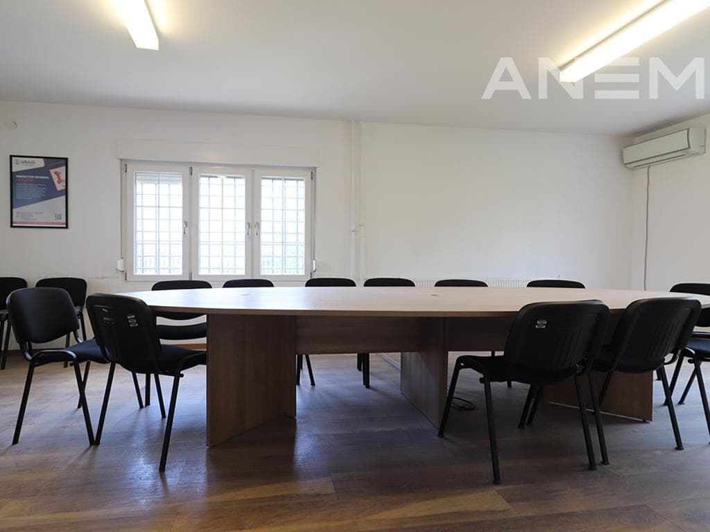 Zyre me qira 700m² në Arbëri 4