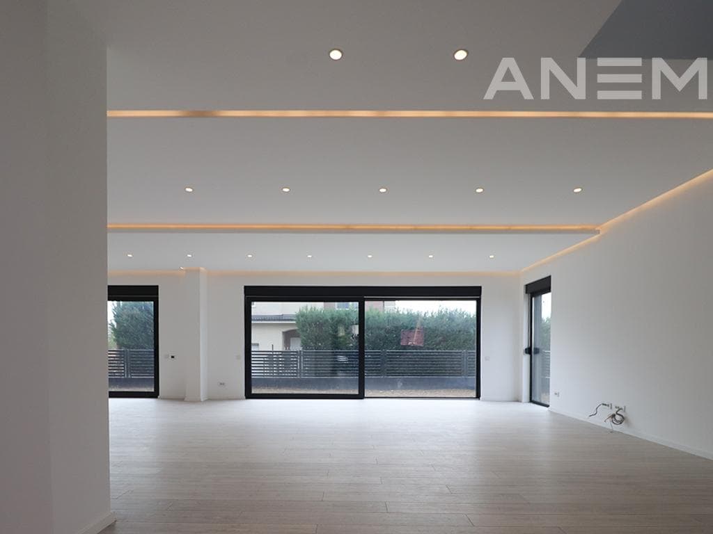 Shtëpi në shitje 270m² +130m² tarracë në Lagjen Qëndresa 2