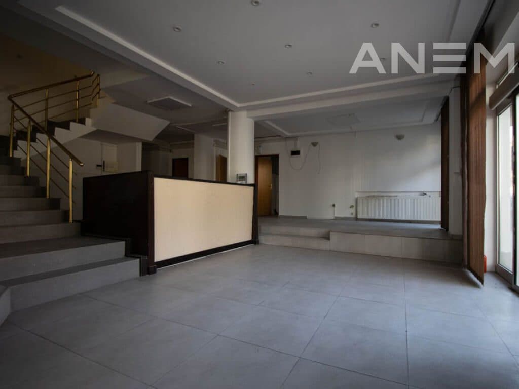 Zyre me qira 350m² në lagjen Pejton 3