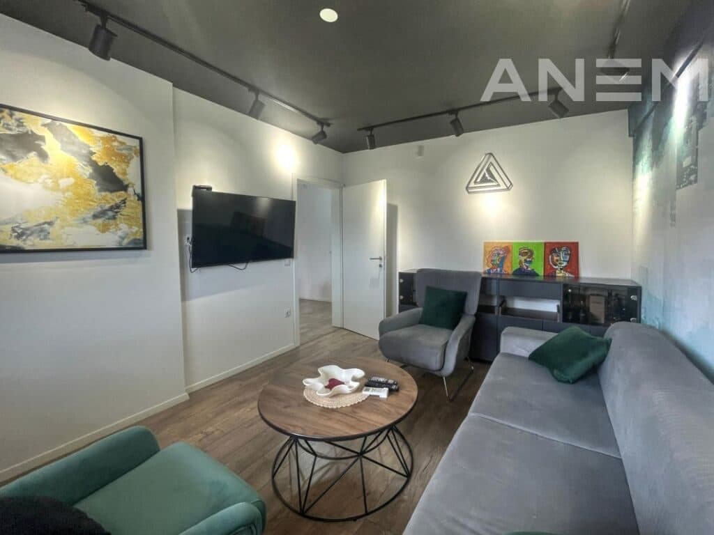Zyre me qira me 3 hapësira pune në Arbëri 4