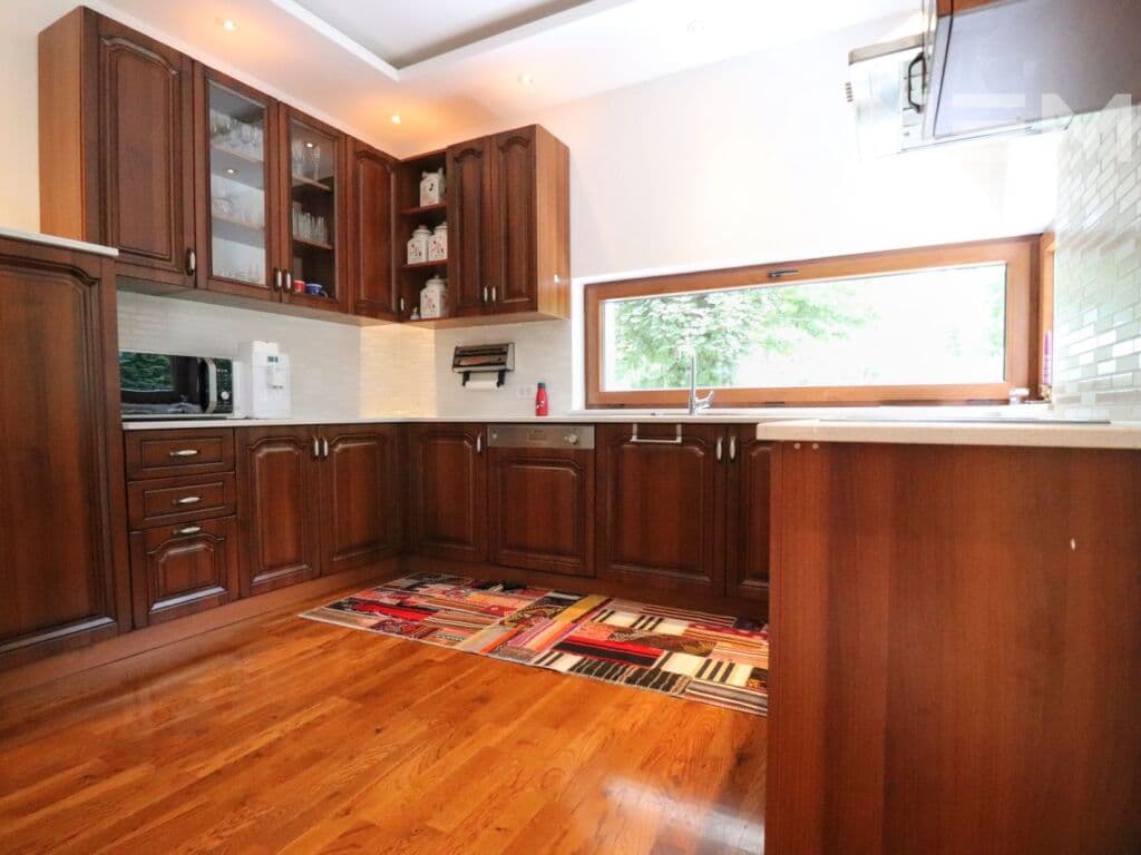 Shtëpi me qira 360m² në Marigona Residence