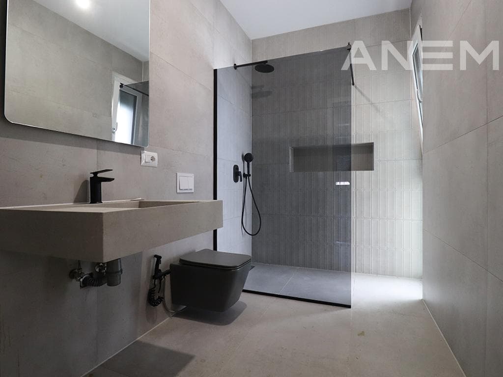Shtëpi me qira 200m² + 100m² nënkulm në lagjen Qershia