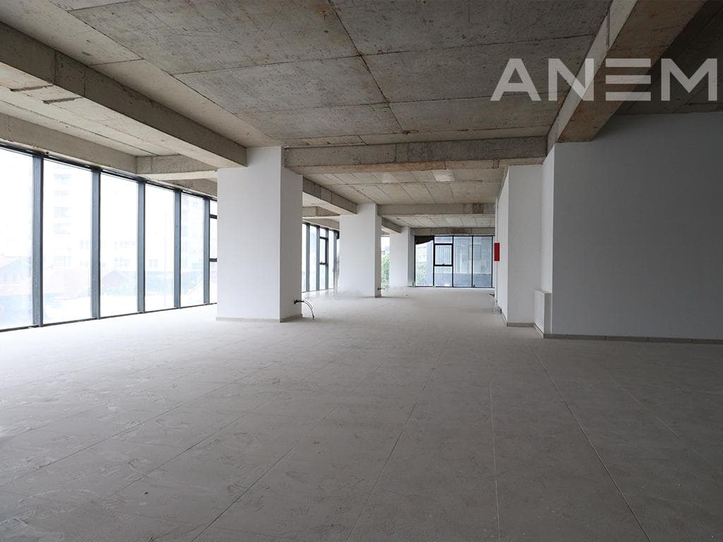 Zyrë me qira 1156 m² në Pejton 4