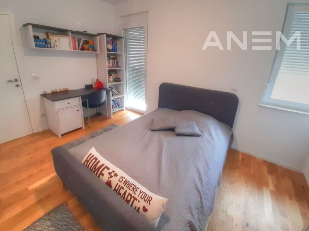 Shtëpi me qira 202m² në Lagjen Qershia