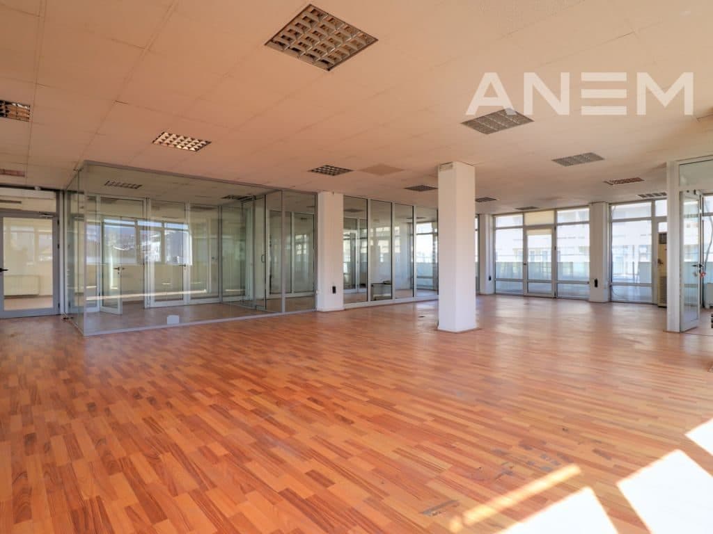 Zyre me qira 800m² në Qendër 4