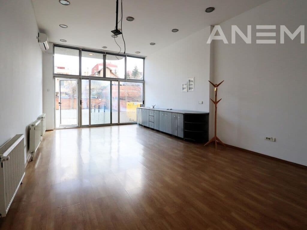 Zyre me qira 580m² në Qendër 4