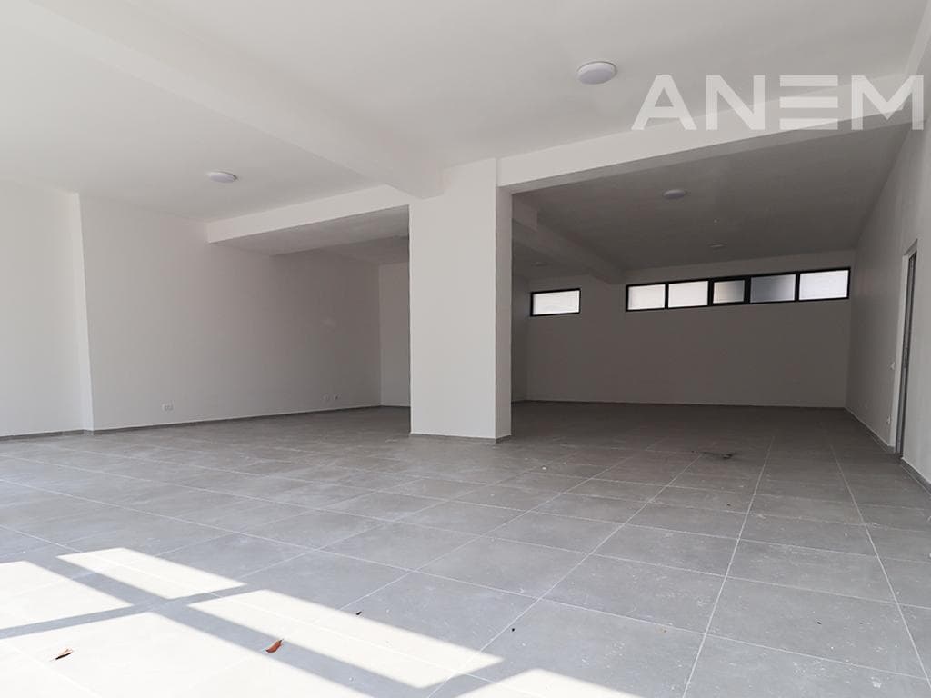 Lokal në shitje 246m² në Rrugën C 2