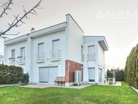 Shtëpi me qira me 4 dhoma gjumi në Marigona Residence 2