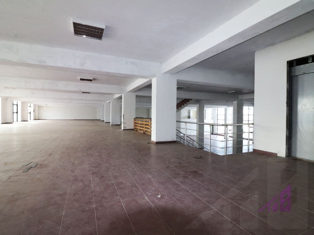 Objekt me qira 1400m2 në magjistralen Prishtinë-Mitrovicë