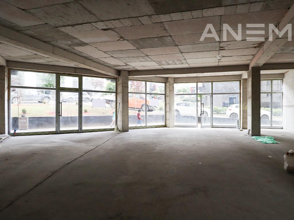 Lokal me qira 140m² + 98m² tarracë në lagjen Mati 1 4