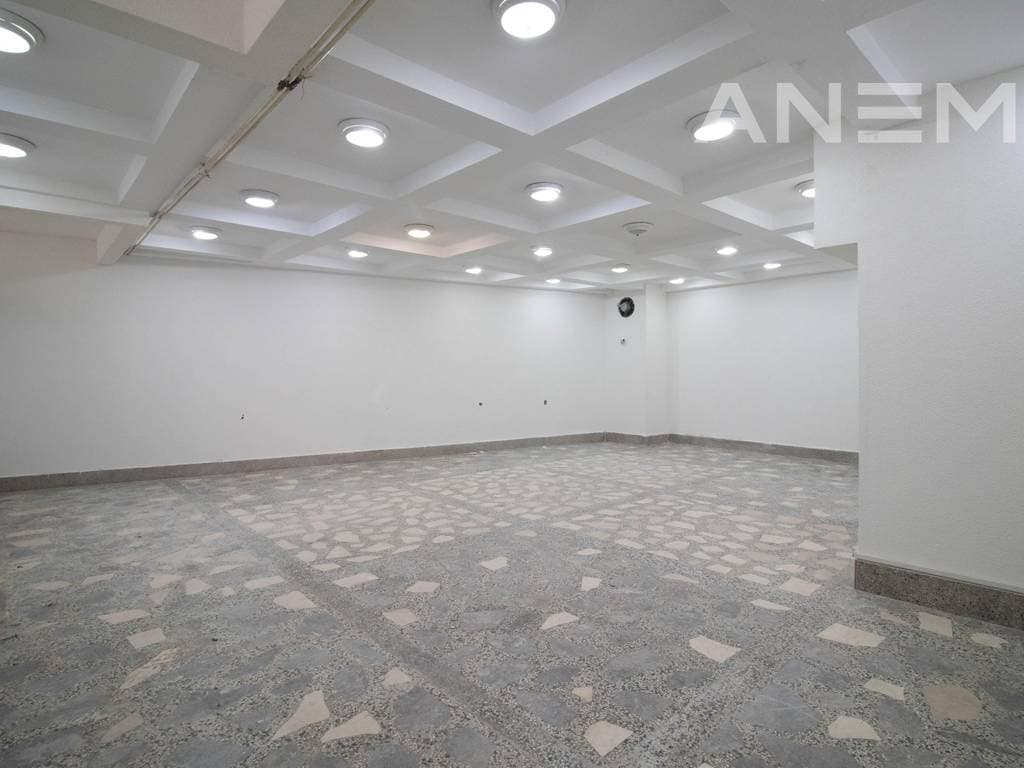 Zyre me qira 450m² në Qendër 4