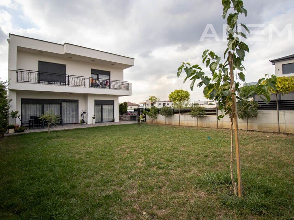 Shtëpi në shitje 240m² në Veternik