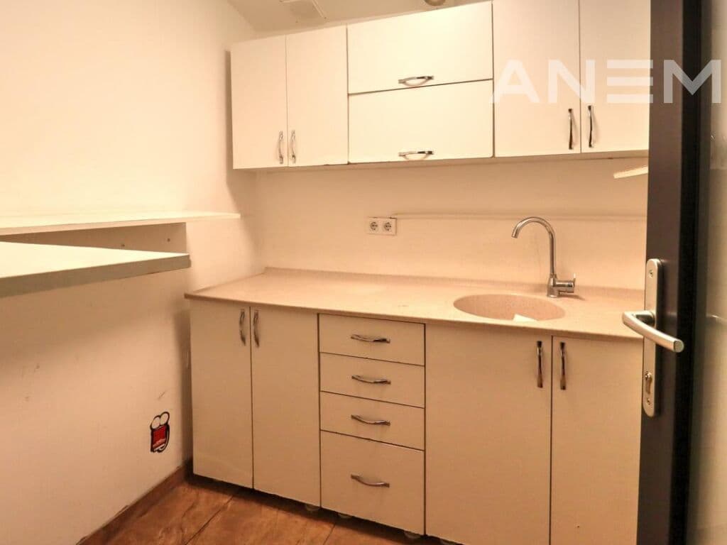 Zyre me qira 208m² në lagjen Arbëria