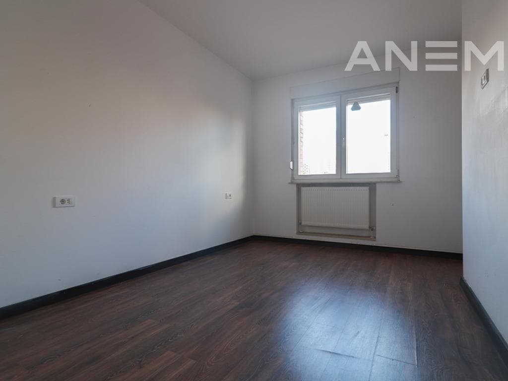 Zyre me qira me 4 hapësira pune në Rrugën C 4
