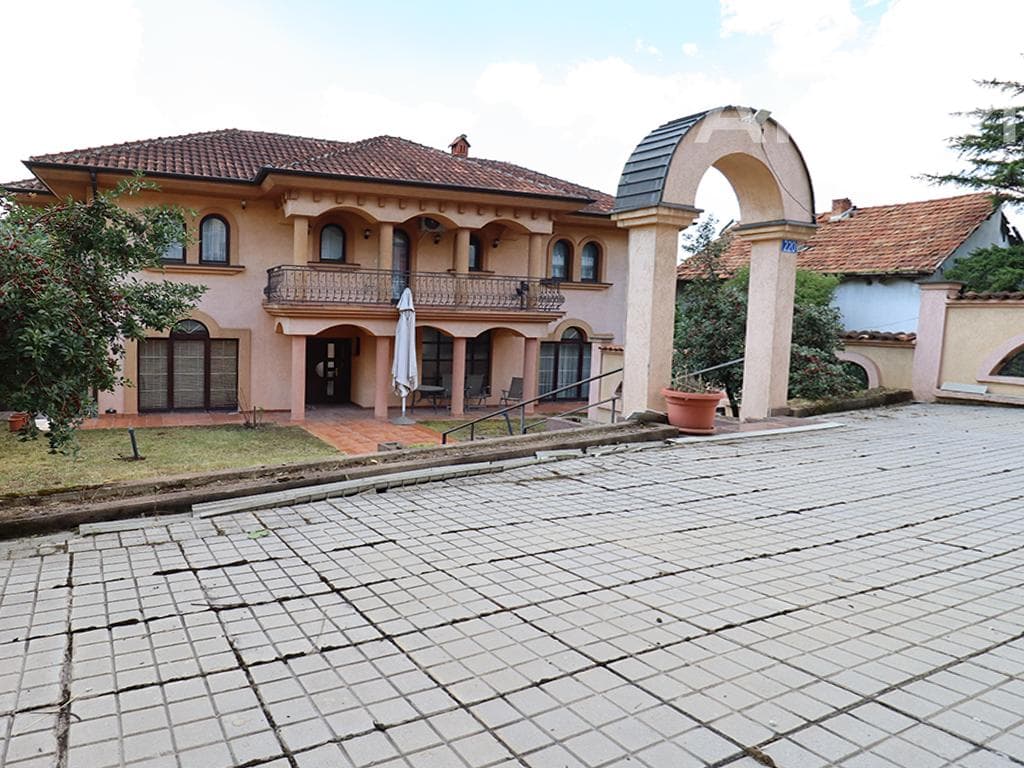 Shtëpi në shitje 440m² në Rr. Nazim Gafurri