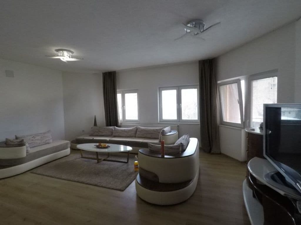 Shtëpi me qira 320m² në Tophane