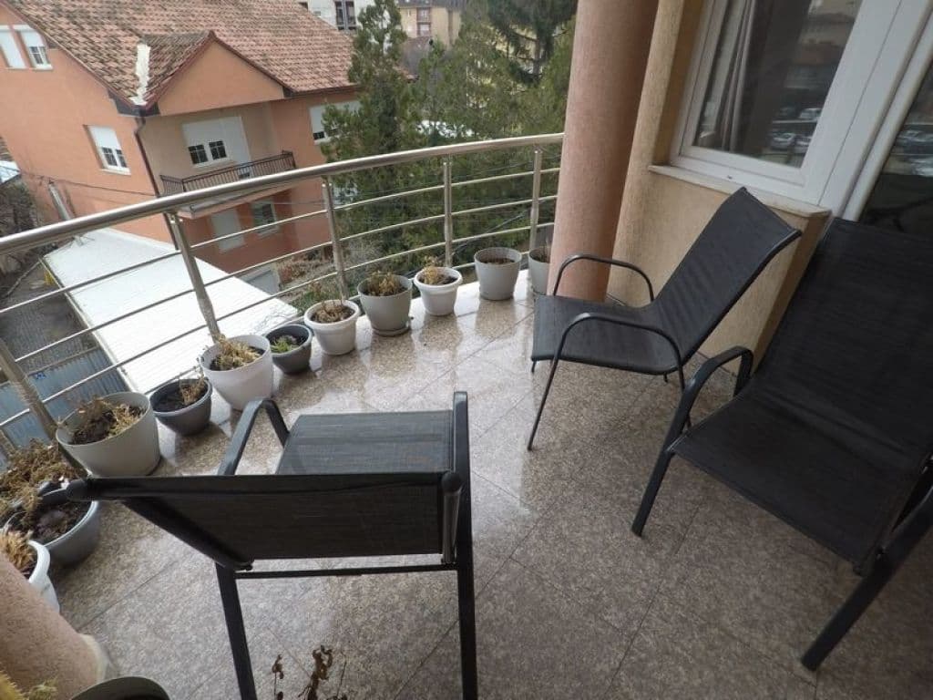 Shtëpi me qira 320m² në Tophane 4