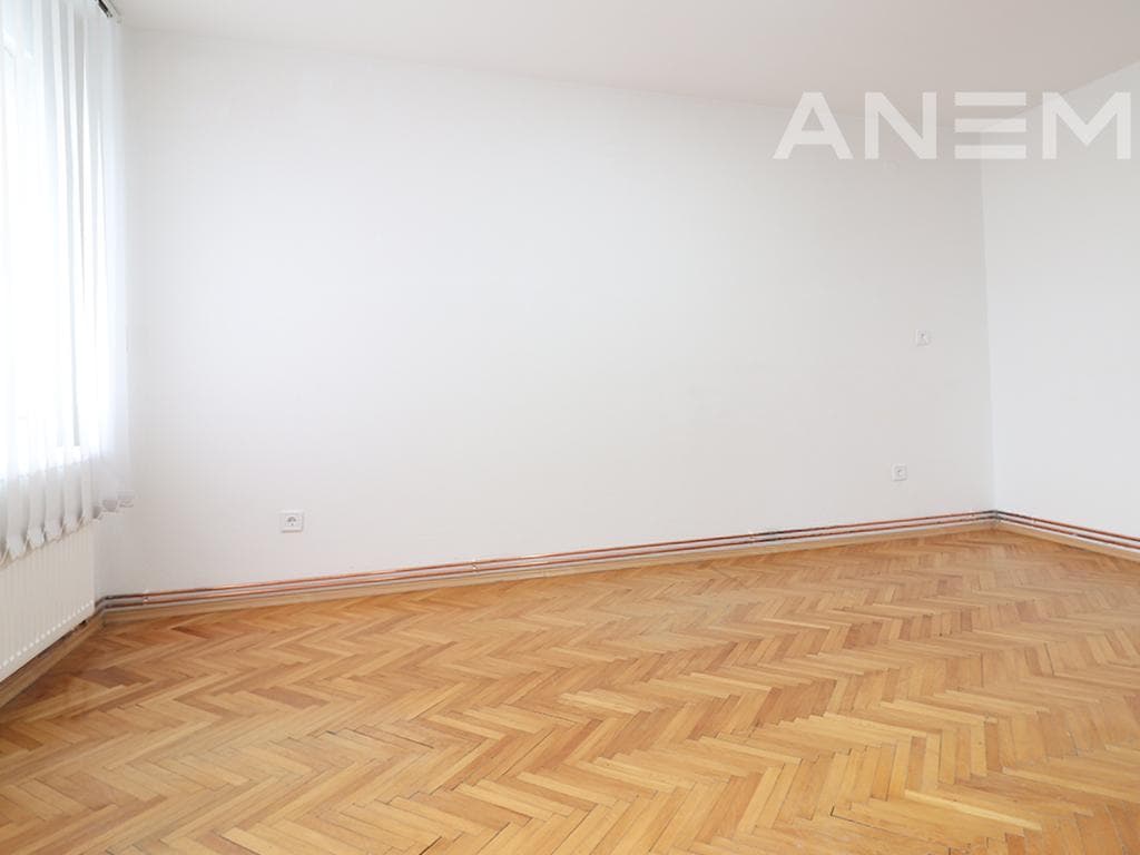 Zyre me qira me 4 hapësira pune në Qendër 3