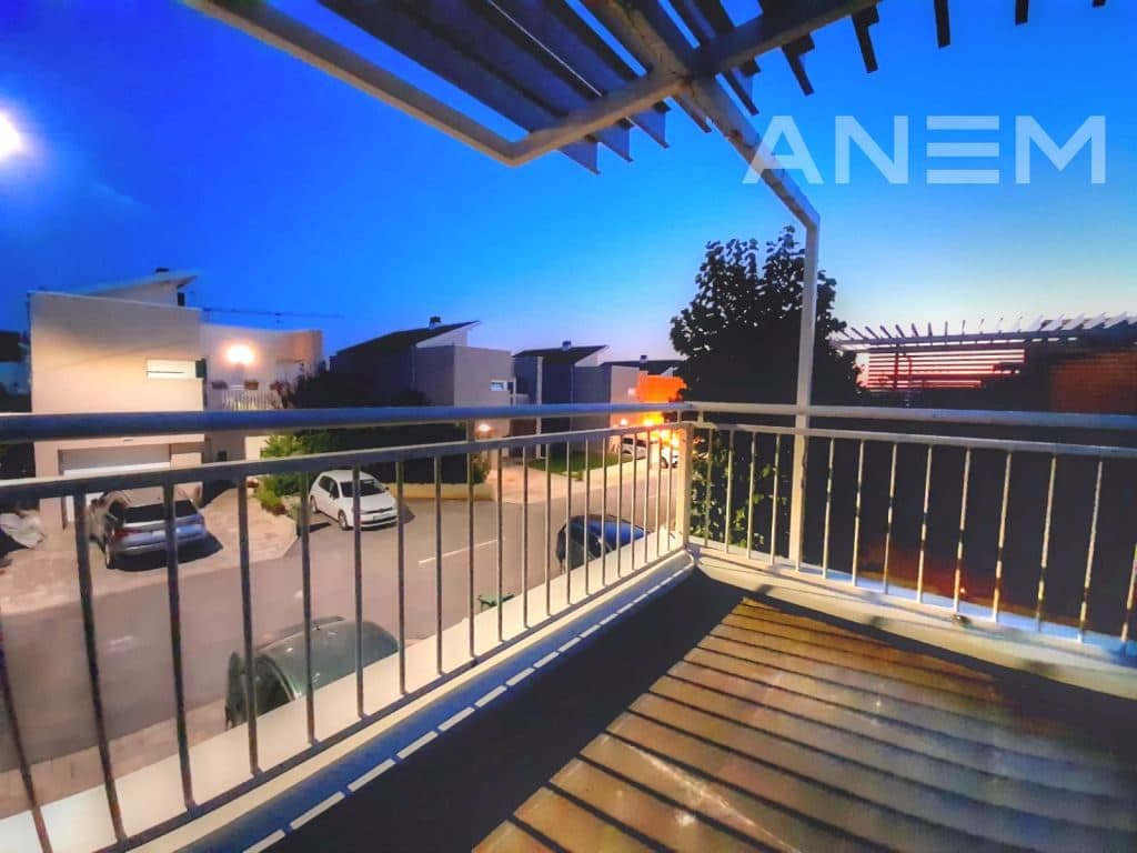 Shtëpi me qira 202m² në Lagjen Qershia