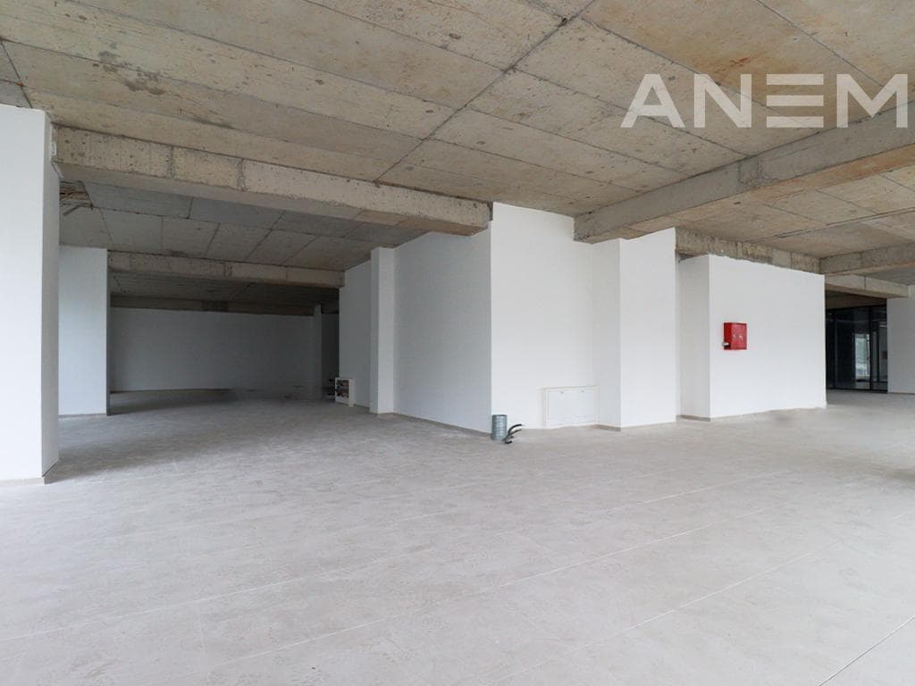 Zyrë me qira 1156 m² në Pejton