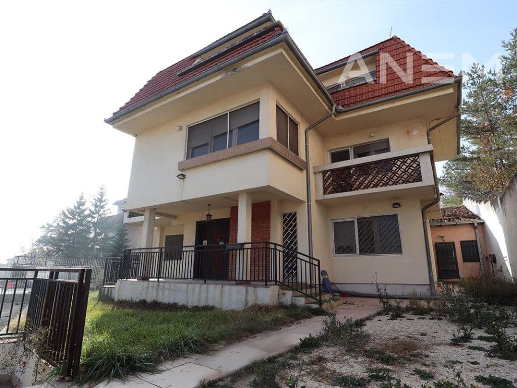 Shtëpi me qira me 9 hapësira pune në Arbëri