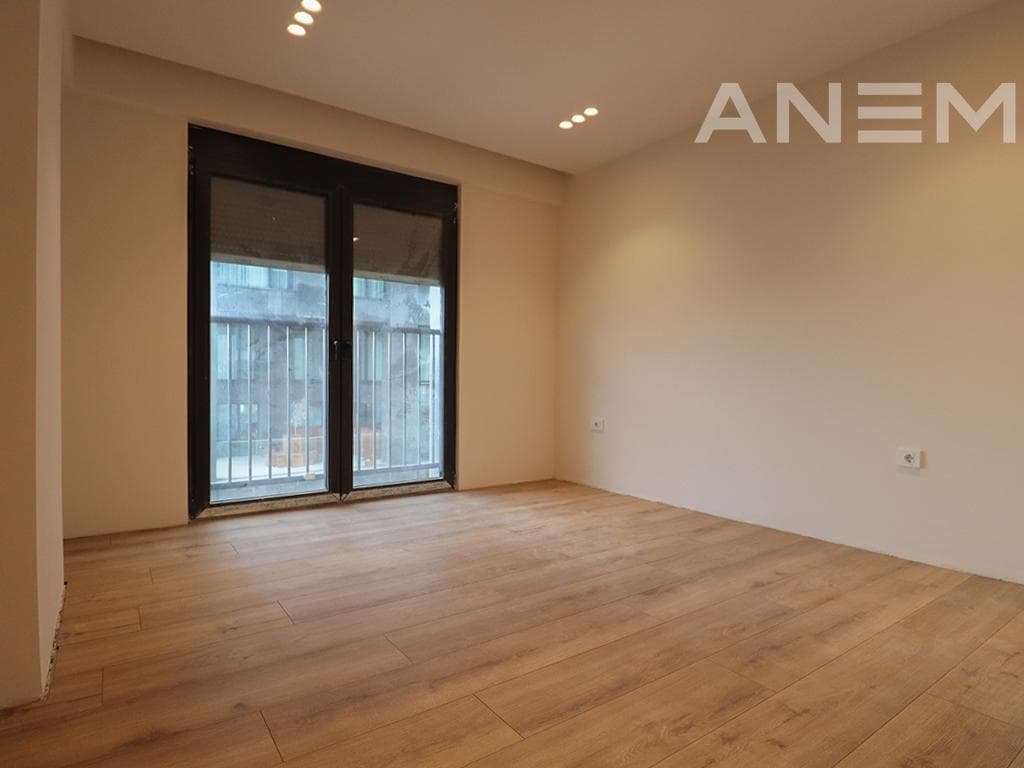 Zyrë me qira me 4 hapësira pune në Lakrishtë 2