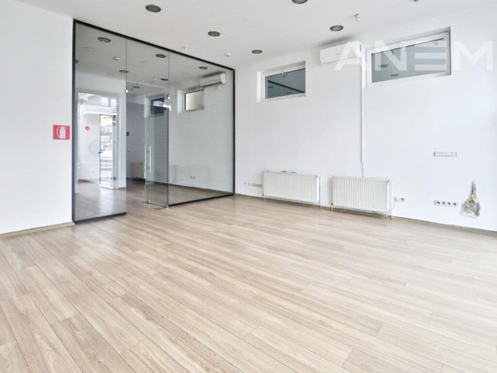 Zyre me qira 580m² në Qendër 3