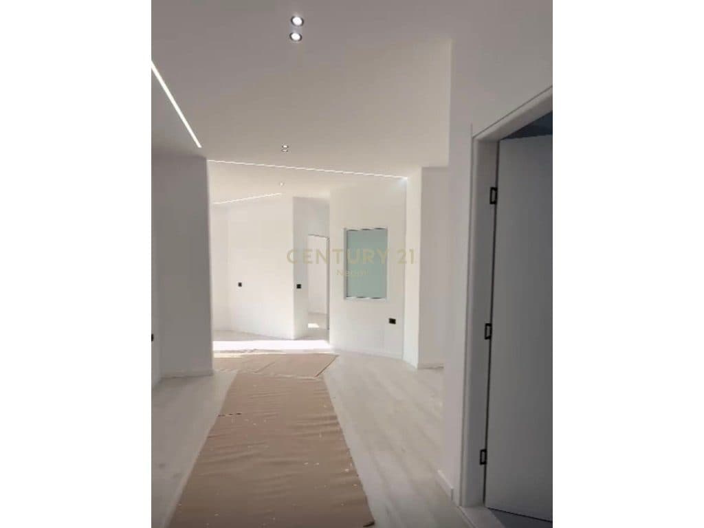 Shitet apartament 2+1 me verande në Lungomare, Vlorë – një mundësi perfekte për banim ose investim!