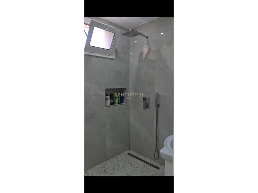 Shitet Apartament 1+1 me mobilim modern për investim, në qender të Librazhdit