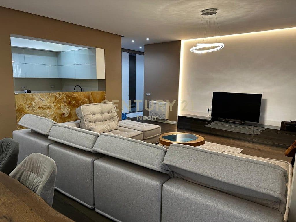Shitet Apartament 2+1+post Parkimi, me Pamje në Liqenin e Thatë 3