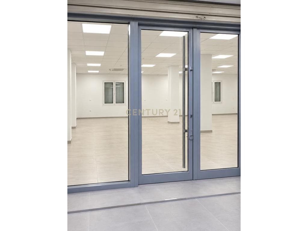 Jepet dyqan 130m2 dhe garazh, Paskuqan
