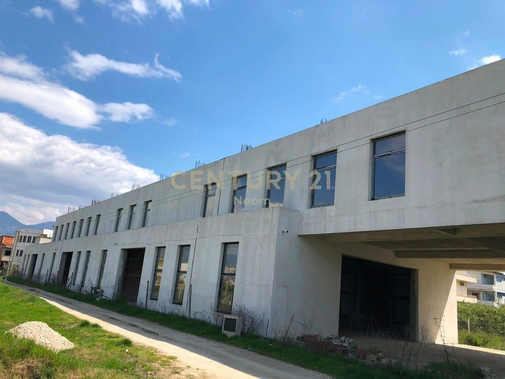 Ambient Komercial Për Investim Prodhimi, Fasoneri, Magazinim me Qera Në Kamez 4