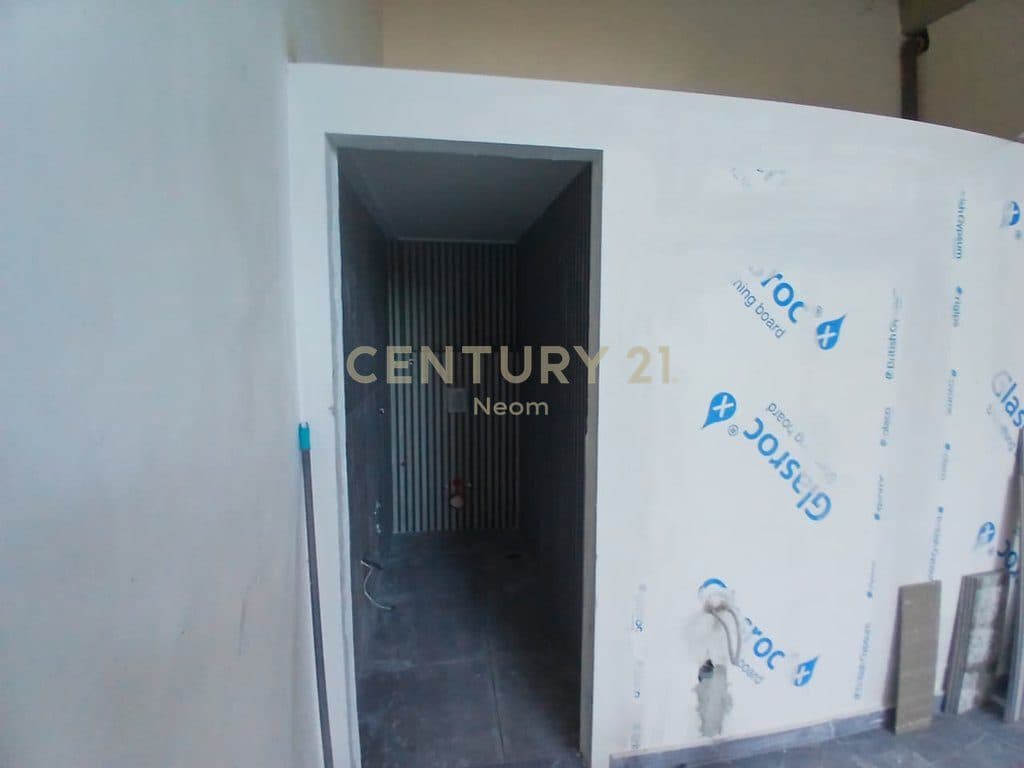 JEPET ME QIRA AMBIENT KOMERCIAL, ZOGU I ZI - 450 EURO 4